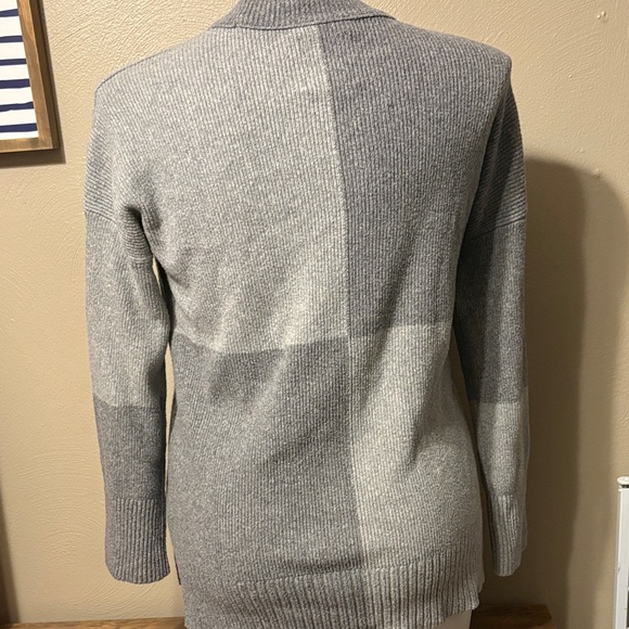 Abercrombie & Fitch  Gray Knit Sweater - Picture 5 of 6